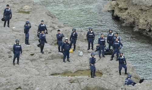 數(shù)十名日本警察非法登釣魚島 數(shù)十名日本警察非法登釣魚島