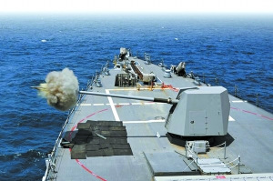 美國“麥坎貝爾號(hào)”驅(qū)逐艦10月20日在越南附近水域開展實(shí)彈射擊演練。 美國“麥坎貝爾號(hào)”驅(qū)逐艦10月20日在越南附近水域開展實(shí)彈射擊演練。