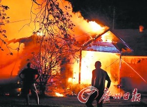 當(dāng)?shù)鼐用駥χ鸷0l(fā)呆 當(dāng)?shù)鼐用駥χ鸷0l(fā)呆