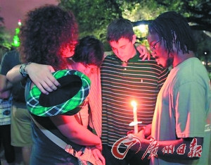 當(dāng)?shù)鼐用顸c(diǎn)起蠟燭祈禱 當(dāng)?shù)鼐用顸c(diǎn)起蠟燭祈禱