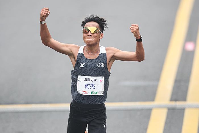 2小時06分57秒！何杰打破全國馬拉松紀錄