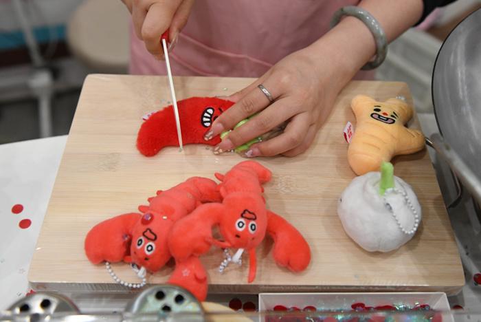 成人“過家家”來了！長沙湘菜版jellycat受捧
