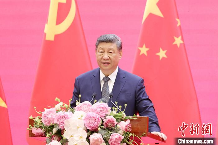 習近平同越共中央總書記蘇林、越南國家主席梁強共同會見中越人民大聯(lián)歡活動代表
