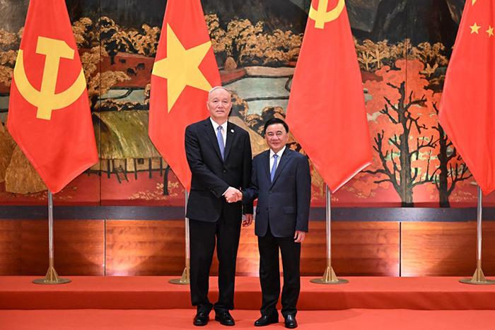 蔡奇同越共中央政治局委員、中央書記處常務書記陳錦繡舉行會談