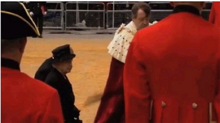 英女王參加撒切爾葬禮險(xiǎn)被砍“行兇者”渾然不覺(jué)