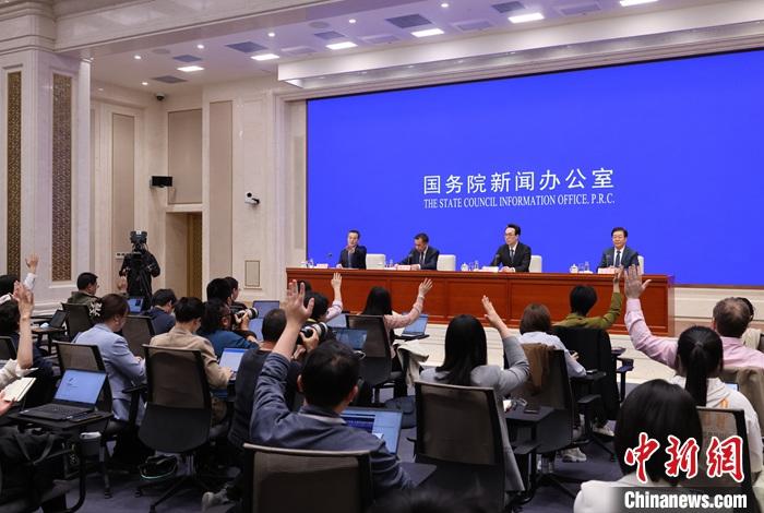 4月17日，中國國務(wù)院新聞辦公室在北京舉行新聞發(fā)布會，國家發(fā)展改革委副主任劉蘇社，副秘書長、國民經(jīng)濟綜合司司長袁達，政策研究室主任金賢東解讀宏觀經(jīng)濟形勢和政策，并答記者問。 <a target='_blank' href='/'>中新社</a>記者 楊可佳 攝