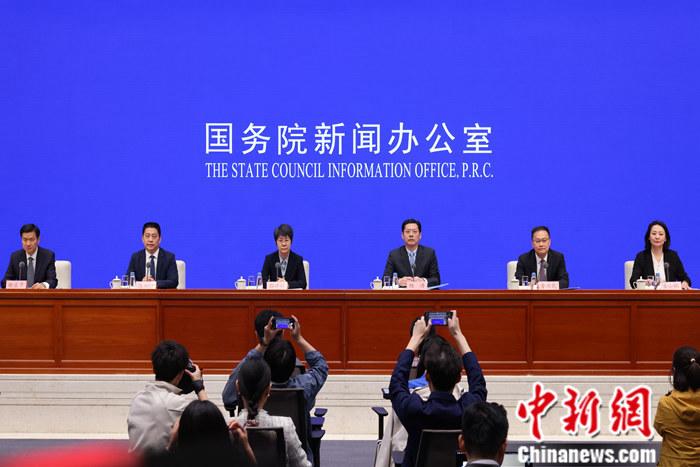 4月19日，中國(guó)國(guó)務(wù)院新聞辦公室在北京舉行新聞發(fā)布會(huì)，商務(wù)部副部長(zhǎng)郭婷婷、商務(wù)部綜合司司長(zhǎng)楊濤、市場(chǎng)運(yùn)行和消費(fèi)促進(jìn)司司長(zhǎng)徐興鋒、對(duì)外貿(mào)易司司長(zhǎng)李興乾、外國(guó)投資管理司負(fù)責(zé)人吉小楓介紹2024年一季度商務(wù)運(yùn)行及工作情況，并答記者問(wèn)。 <a target='_blank' href='/'>中新社</a>記者 楊可佳 攝 